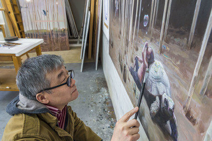 France, Seine-Saint-Denis (93), Les Lilas, l'artiste peintre Xiao Fan Ru dans son atelier