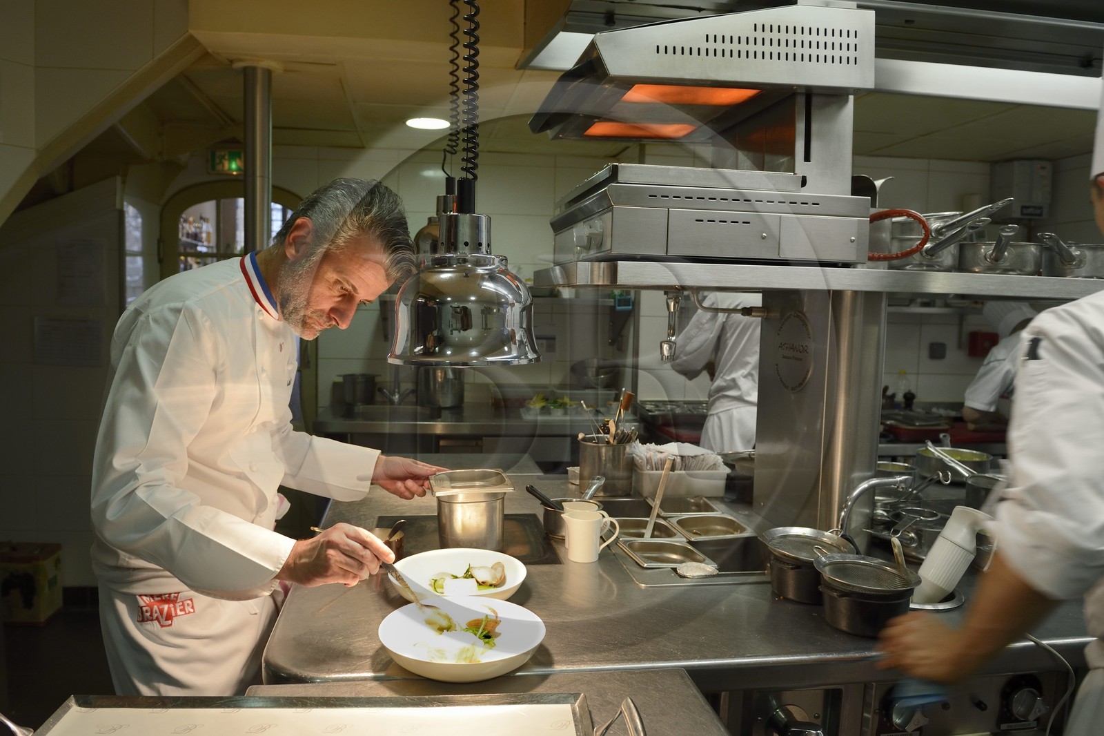France, Rhône (69), Lyon, restaurant de la Mère Brazier fondé en 1921 par Eugénie Brazier, Mathieu Viannay Chef doublement étoilé au guide Michelin et sa brigade en cuisine