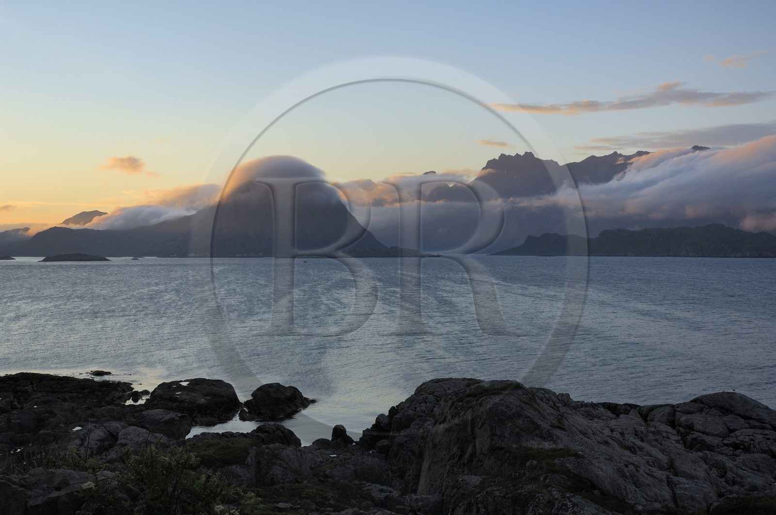 Norvège, Nordland, Iles Lofoten, Ile de Flakstad au soleil de minuit