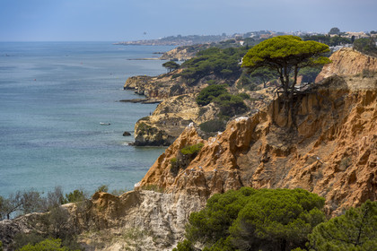 Portugal, Algarve, Olhos de Agua, la plage de Praia da Falésia surplombée par ses falaises rouges