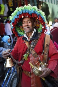 Maroc, Haut-Atlas, Marrakech, ville impériale, Médina classée Patrimoine Mondial de l'UNESCO, guerrabas ou porteur d'eau ambulant dans les souks