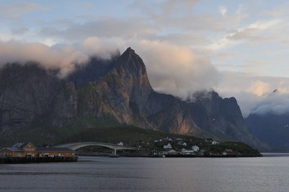 Norvège, Nordland, Iles Lofoten, Ile de Moskenes, le Kjerkefjorden à Reine au soleil de minuit