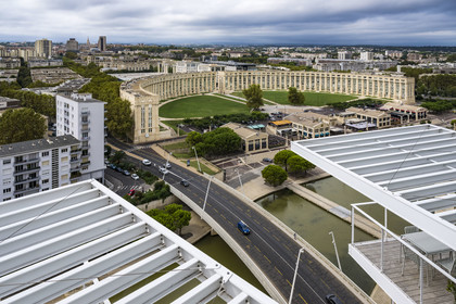 France, Hérault (34), Montpellier, quartier d'Antigone conçu par l'architecte catalan Ricardo Bofill depuis le bar au rooftop de l'immeuble L'Arbre Blanc de l'architecte japonais Sou Foujimoto