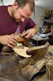 France, Gard (30), Fourques, Victor Mailhan, fabrication de sellerie et d'harnachement dans son atelier, selle de gardian camarguais