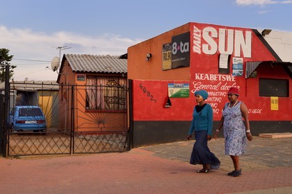 Afrique du Sud, province de Gauteng, Johannesburg, Soweto, quartier de Diepkloof, le township le long de Immink drive