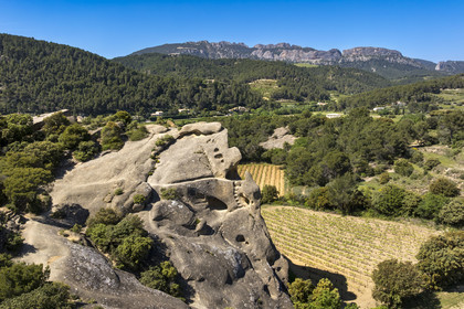 France, Vaucluse (84), Dentelles de Montmirail, Beaumes-de-Venise, le Rocher Rocalinaud, curiosité géologique en grès et habitat troglodytique du néolithique au moyen-âge, les Dentelles Sarrasines et la montagne du Clapis en arrière plan (vue aérienne)