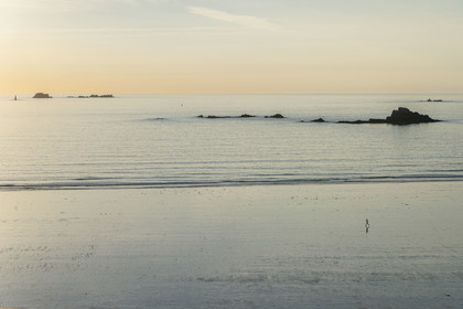 France, Ille-et-Vilaine (35), Côte d'Emeraude, Saint-Malo, plage du Mihinic à l'aube