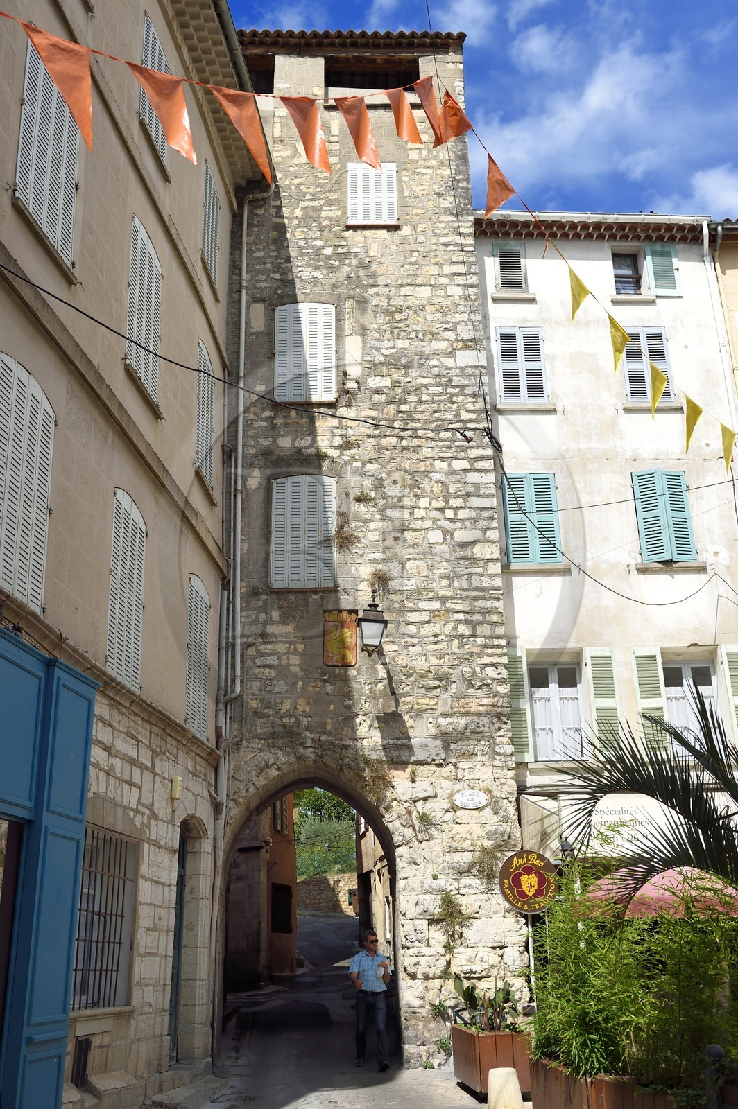 France, Var (83), Draguignan, place aux Herbes au coeur de la vieille ville, la Porte de Rome de l'ancien rempart du XIIIème siècle