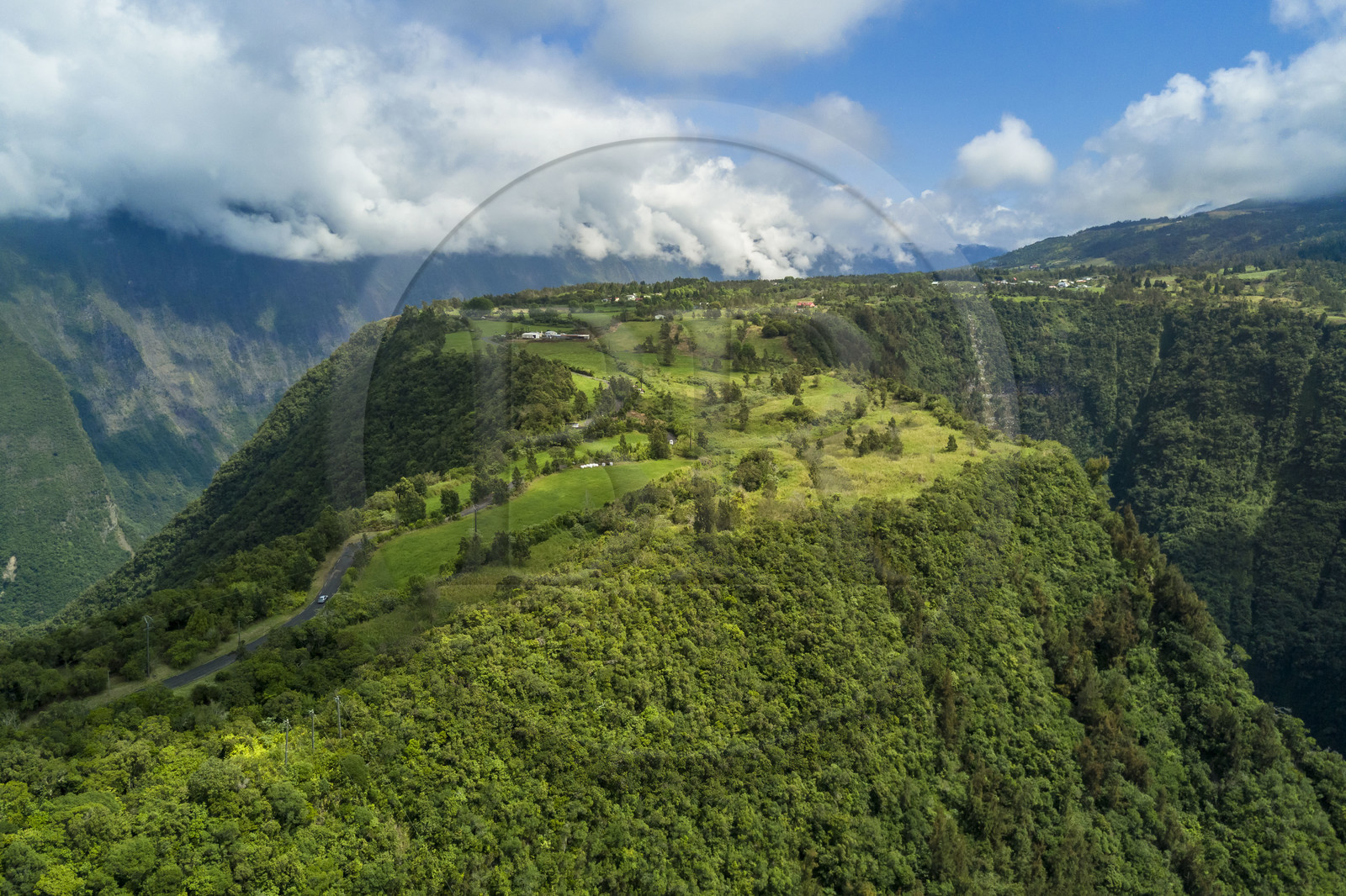 France, Ile de la Reunion, Saint-Joseph, Grand-Coude, plateau situé entre la rivière des Remparts à l'Ouest (gauche) et la rivière Langevin à l'Est (droite) (vue aérienne)