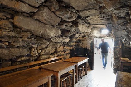 France, Cantal (15), Parc Naturel Régional des Volcans d’Auvergne, vallée de Brezons, Buron de la Combe de la Saure, restaurant de montagne en pierre de Lauze dans une ancienne bergerie