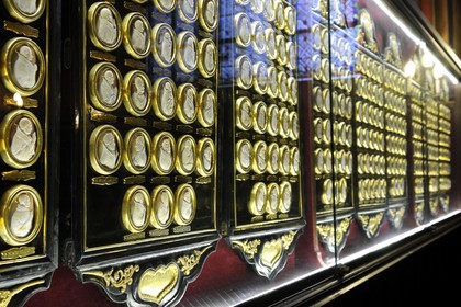 France, Paris (75), île de la Cité, la cathédrale Notre-Dame-de-Paris, la sacristie du chapitre et salle du Trésor, les camées des papes