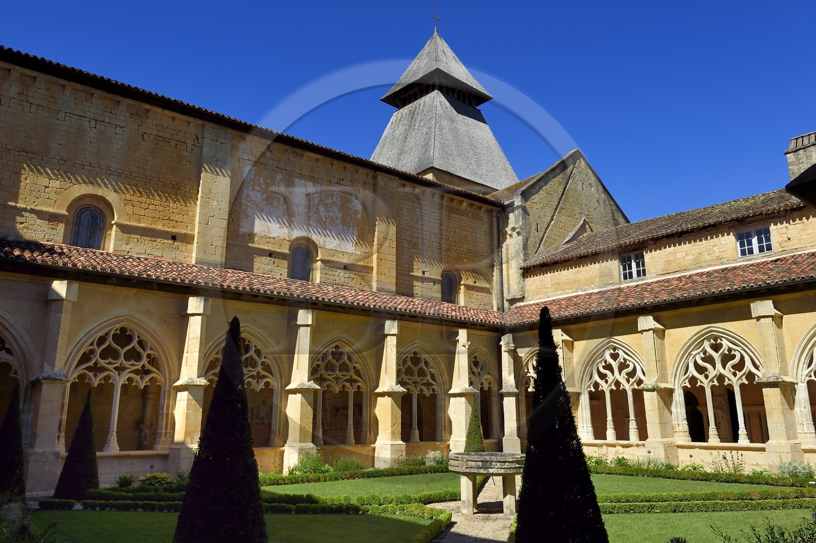 France, Dordogne (24), Périgord Noir, Le Buisson-de-Cadouin, abbaye de Cadouin, étape sur le chemin de Compostelle, site classé Patrimoine Mondial de l'UNESCO, le cloitre du XVe siècle