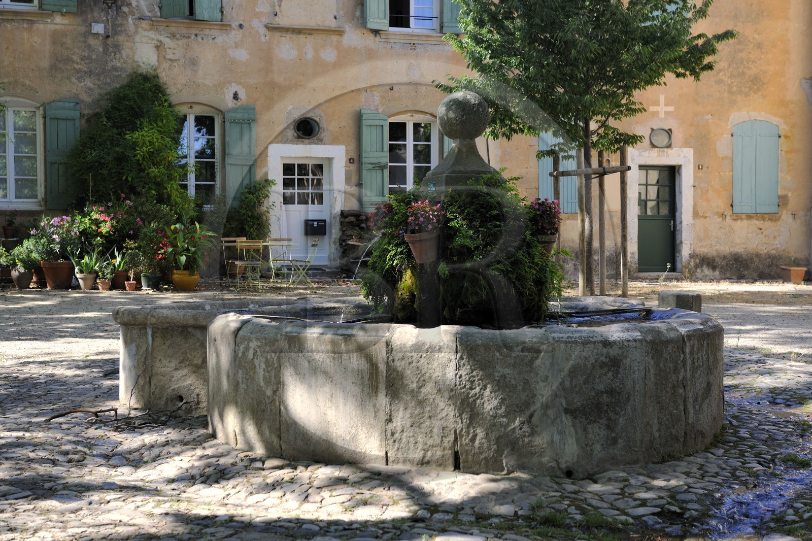 France, Hérault (34), Villeneuvette, ancienne manufacture royale, la fontaine de la place Louis XIV aménagée pour les lavandières