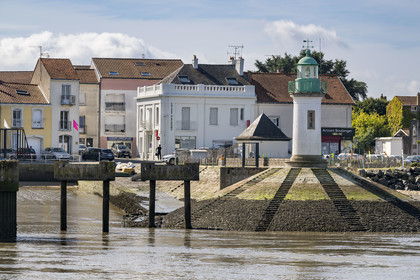 France, Loire-Atlantique (44), Paimboeuf, phare de Paimboeuf situé à plus de 10 km de la côte, le seul phare français construit aussi loin dans les terres et le seul de l'estuaire de la Loire