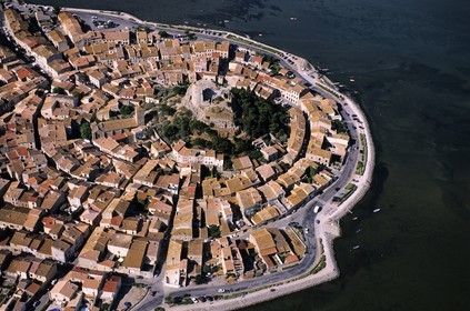 France, Aude (11), Gruissan, le vieux village enroulé autour de la tour Barberousse (vue aérienne)