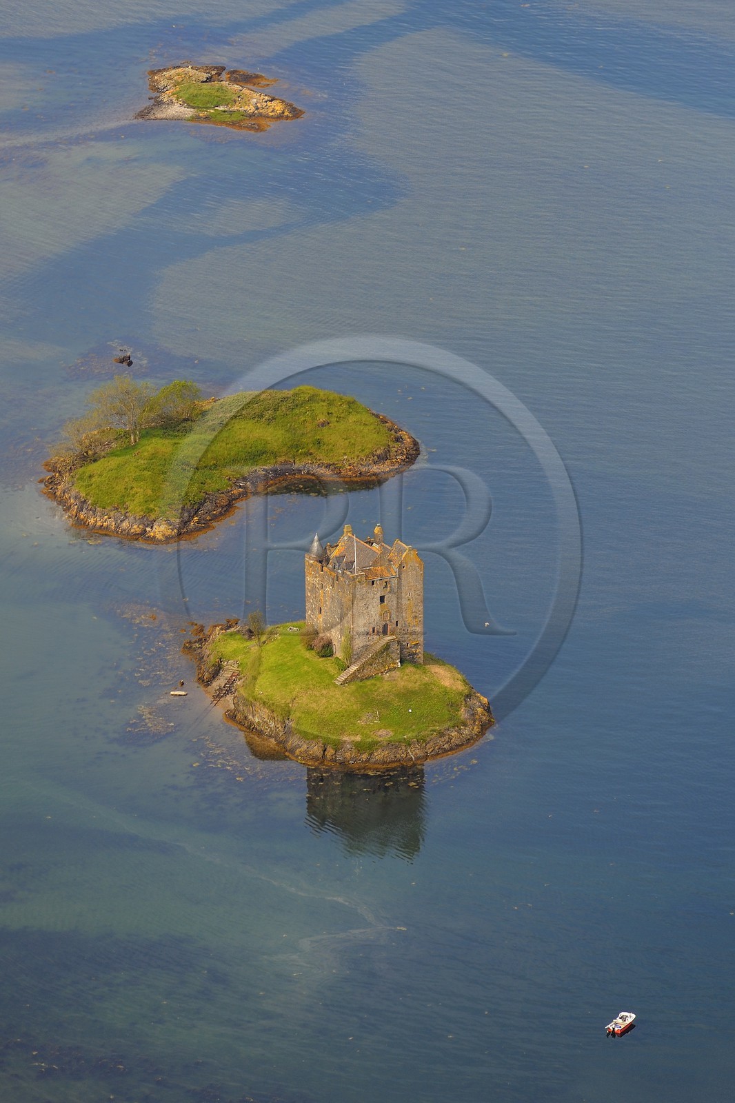 Royaume-Uni, Ecosse, Highland, Port Appin, le château de Stalker est une maison tour à quatre étages se trouvant sur îlot du Loch Laich dans un bras de mer du Loch Linnhe (vue aérienne)