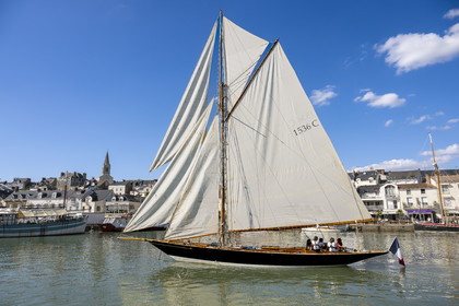 France, Loire-Atlantique (44), Pornic, le voilier Pen Duick quittant le port sous voile, l'église Saint-Gilles en arrière plan