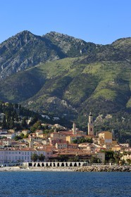 France, Alpes-Maritimes (06), Menton, la vieille ville dominée par la Basilique Saint Michel, le musée Jean Cocteau construit en 2008 par l'architecte Rudy Ricciotti au premier plan
