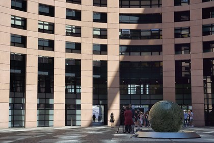 France, Bas-Rhin (67), Strasbourg, quartier européen, le Parlement européen, batiment Louise-Weiss, l'agora est une place monumentale située à l’intérieur d’une tour évidée