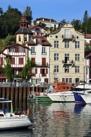 France, Pyrénées-Atlantiques (64), la côte du Pays-Basque, Ciboure, la maison natale de Maurice Ravel (en pierre) et le clocher de l'église Saint-Vincent