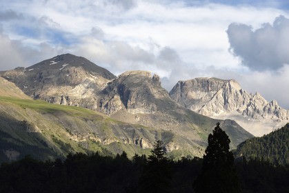 France, Alpes-de-Haute-Provence (04), vallée de l'Ubaye, les montagnes du Parc national du Mercantour, la Tête de Sanguinières et le col de Restefond derrière le hameau de Lans à l'Est de Jausiers