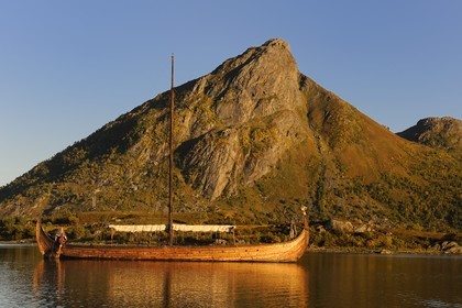 Norvège, Nordland, Iles Lofoten, ile de Vestvagoy, le drakkar (bateau viking) Lofotr construit à l'identique sur le lac de Borg