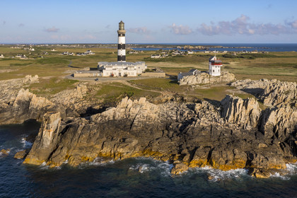 France, Finistère (29), Mer d'Iroise, Ile d'Ouessant, le phare du Créac’h et les rochers de la cote dechiquetée au Nord de l'Ile et la baie de Lampaul en arrière plan (vue aérienne)