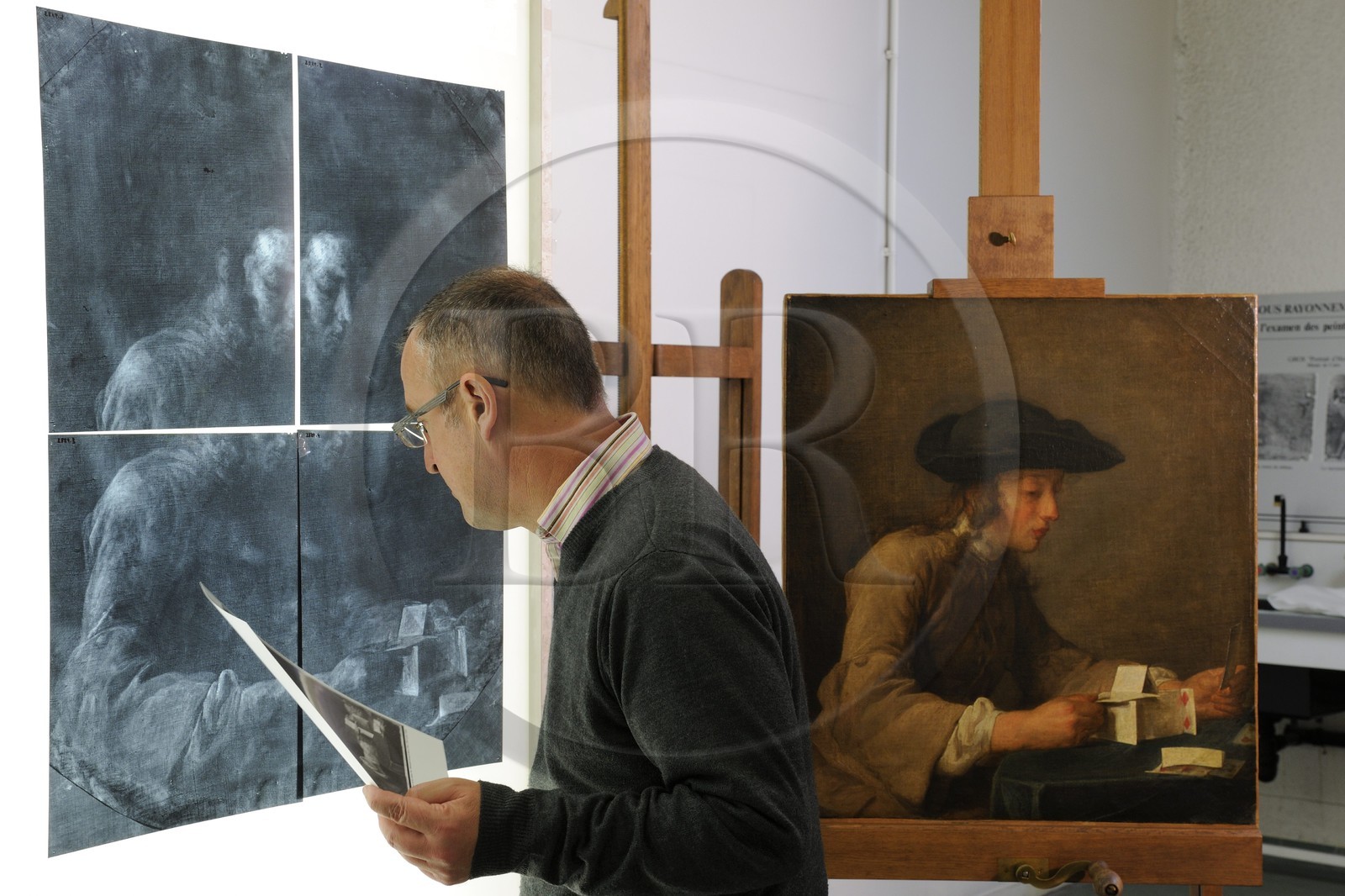 France, Paris (75), Laboratoire du Centre de recherche et de restauration des musées de France (C2RMF), Bruno Mottin conservateur, tableau le Château de Cartes (1737) du peintre Chardin