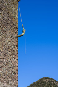 France, Alpes-Maritimes (06), Mandelieu-la-Napoule, chateau de La Napoule (XII-XIXe siècle) reconstruit en grande partie au début du XXème siècle par le couple américain Henry et Marie Clews, il abrite désormais le Clews Center for the Arts, Le Grand Arc-boutant bronze du sculpteur Nicolas Lavarenne est suspendue à la tour Sarrazine