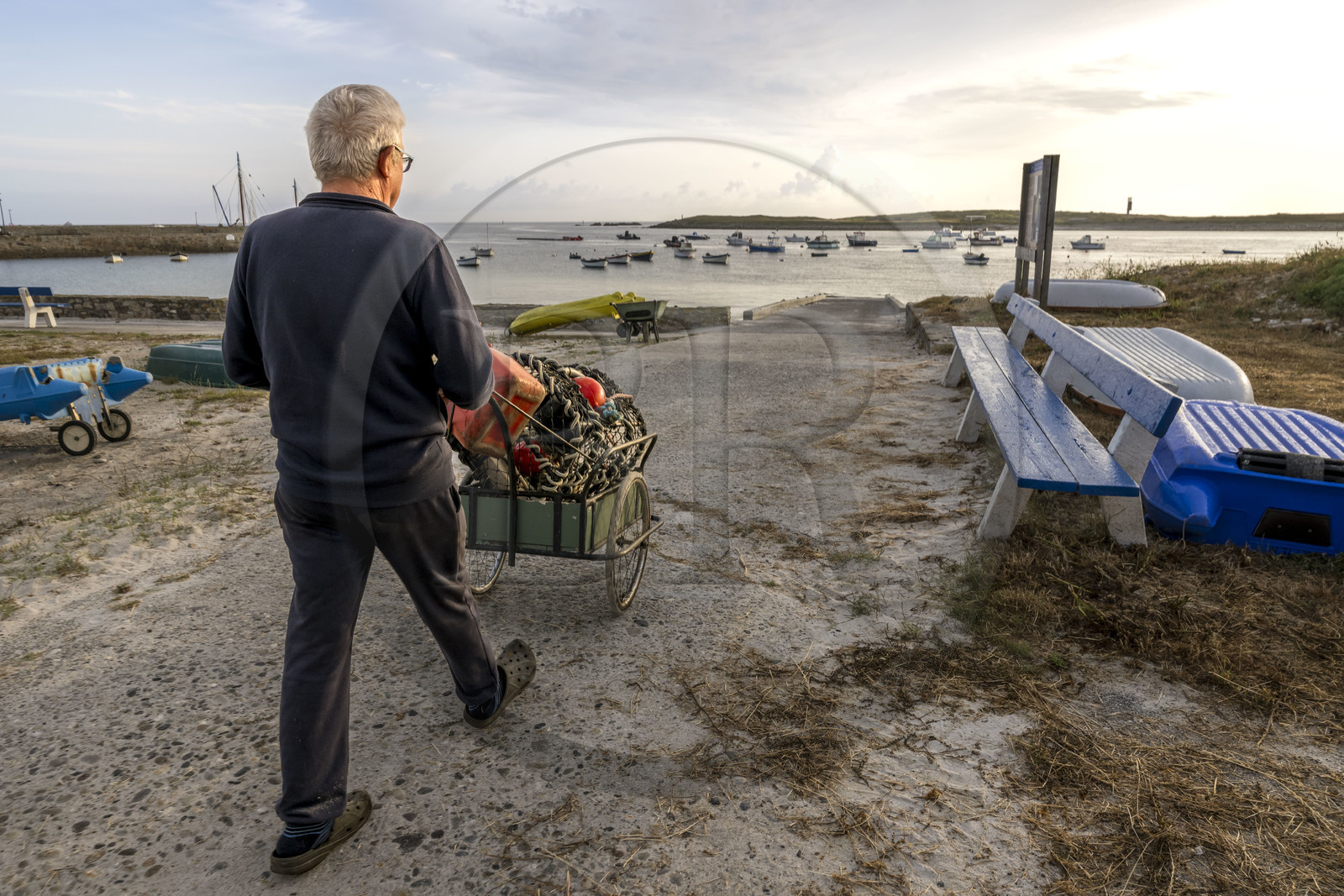 France, Finistère (29), Mer d'Iroise, Ile de Molène, départ pour la pêche au casier au petit matin