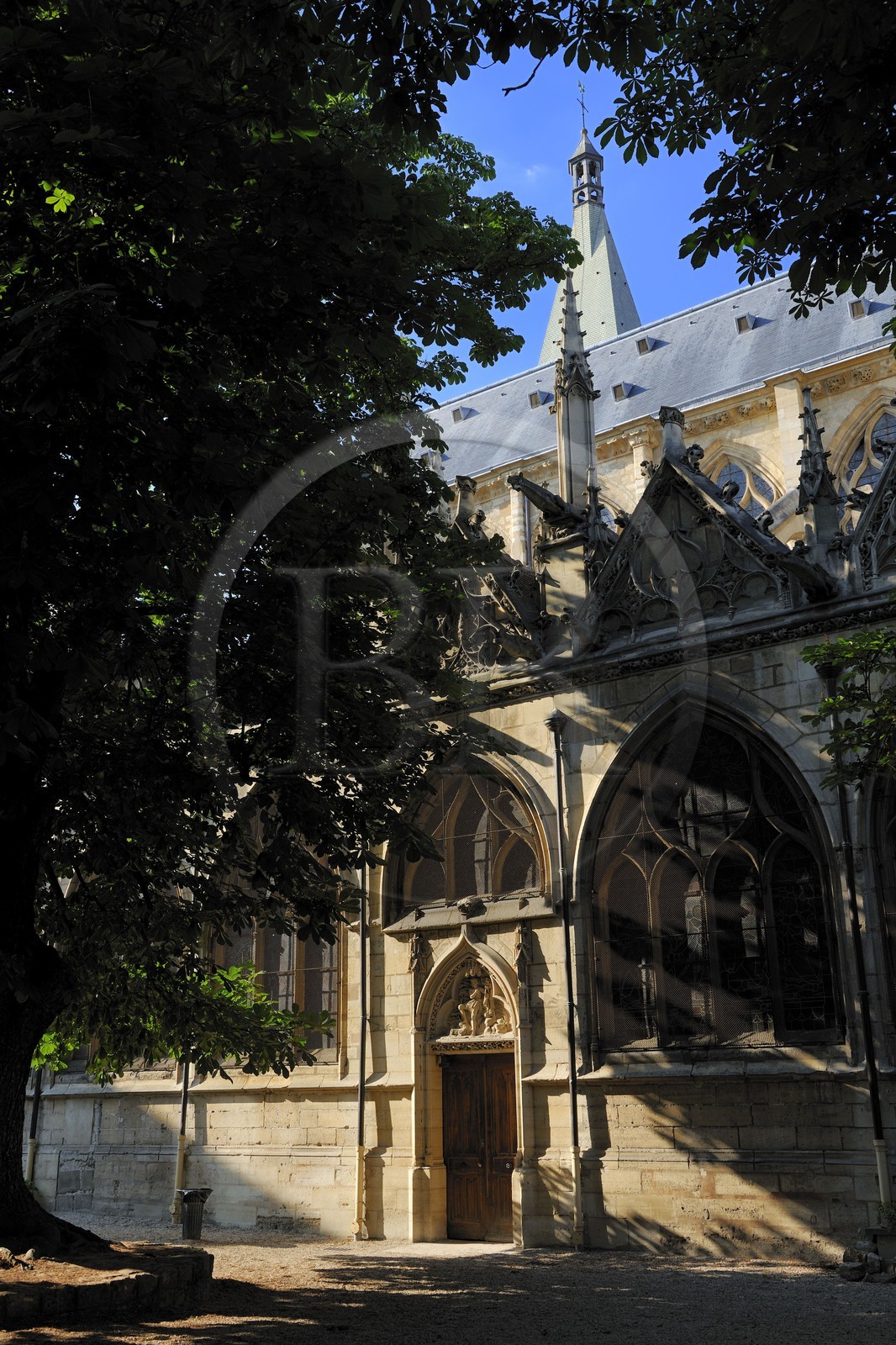 France, Paris (75), Eglise Saint-Séverin , jardin qui remplace l'ancien charnier qui était devant l'église
