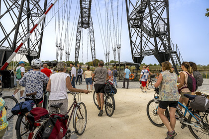 France, Charente-Maritime (17),  Rochefort, le pont transbordeur de Rochefort (ou Martrou) construit par Ferdinand Arnodin en 1900, cycliste faisant la véloroute à bord de la nacelle en translation au dessus du fleuve Charente