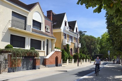 France, Allier (03), Vichy, maisons art Déco sur le quai d'Allier