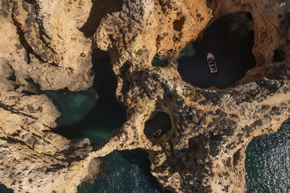 Portugal, Algarve, Lagos, découverte en bateau des grottes dans les falaises escarpées de la Ponta da Piedade (vue aérienne)