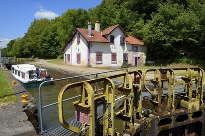 France, Bas-Rhin (67), région de Saverne, écluse du canal de la Marne au Rhin dans la vallée de la Zorn