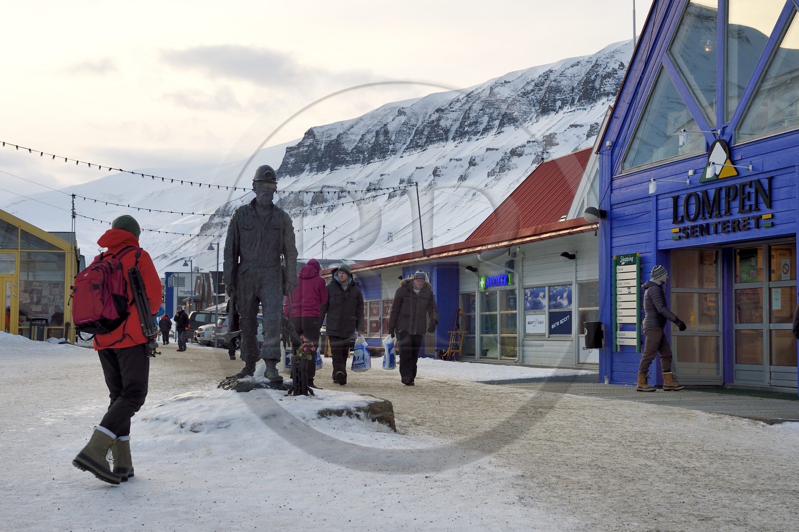 Norvège, Svalbard, Spitzberg, Longyearbyen, la statue en bronze commémorative des mineurs se trouve sur la place entre Lompensentret et le magasin Svalbard dans la rue principale