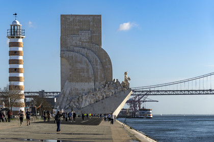 Portugal, Lisbonne, quartier de Belém, Padrao dos Descobrimentos (Monument des Découvertes) datant de 1960 et le le pont du 25 de Abril sur le Tage