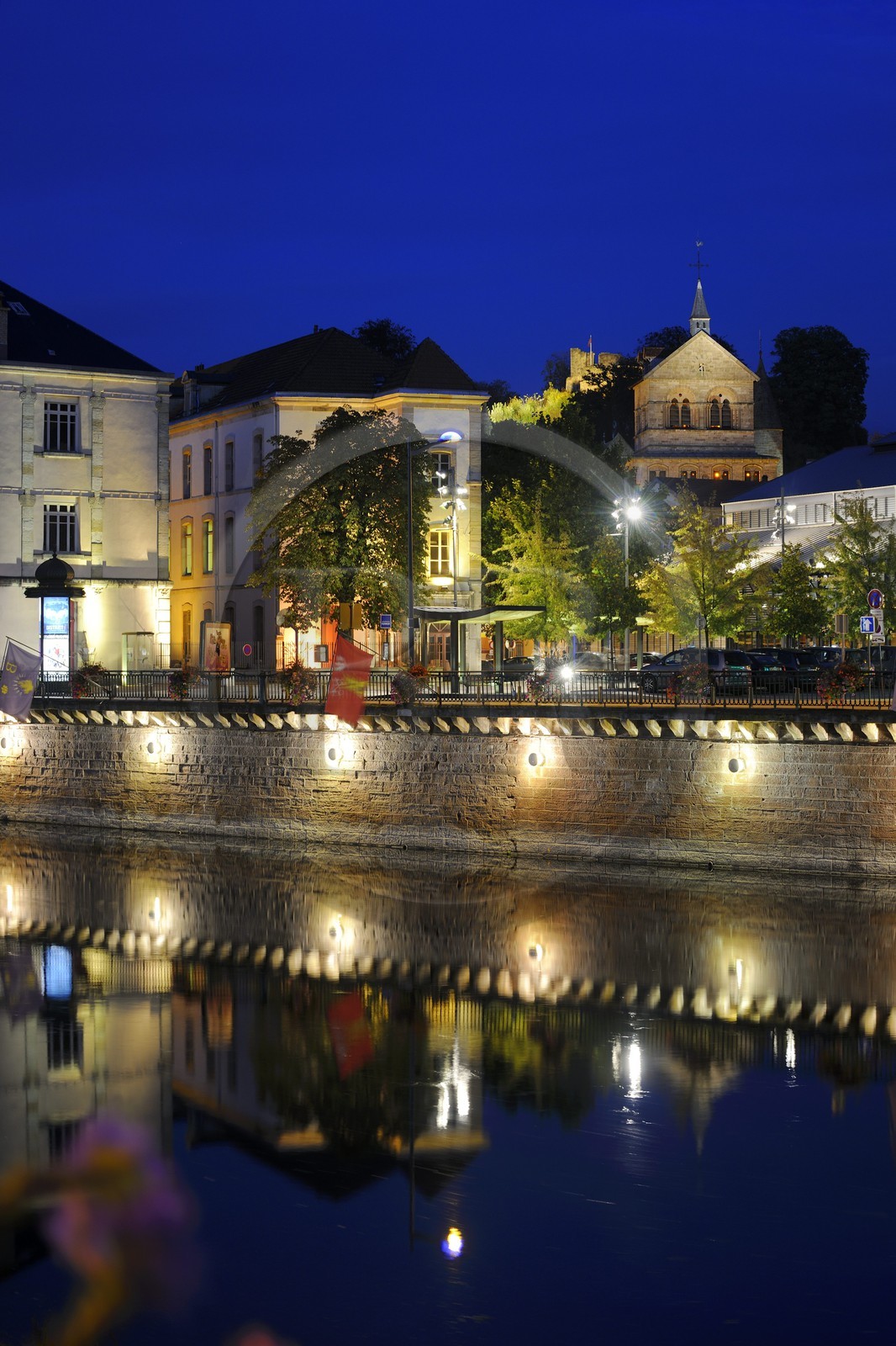 France, Vosges (88), Epinal, le quai Jules Ferry le long de la Moselle et la basilique Saint-Maurice au fond