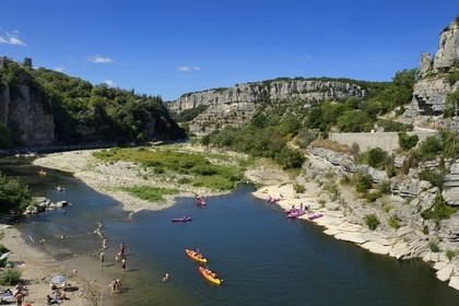 France, Ardèche (07), Balazuc, labellisé Les Plus Beaux Villages de France, kayaks descendant la rivière Ardèche