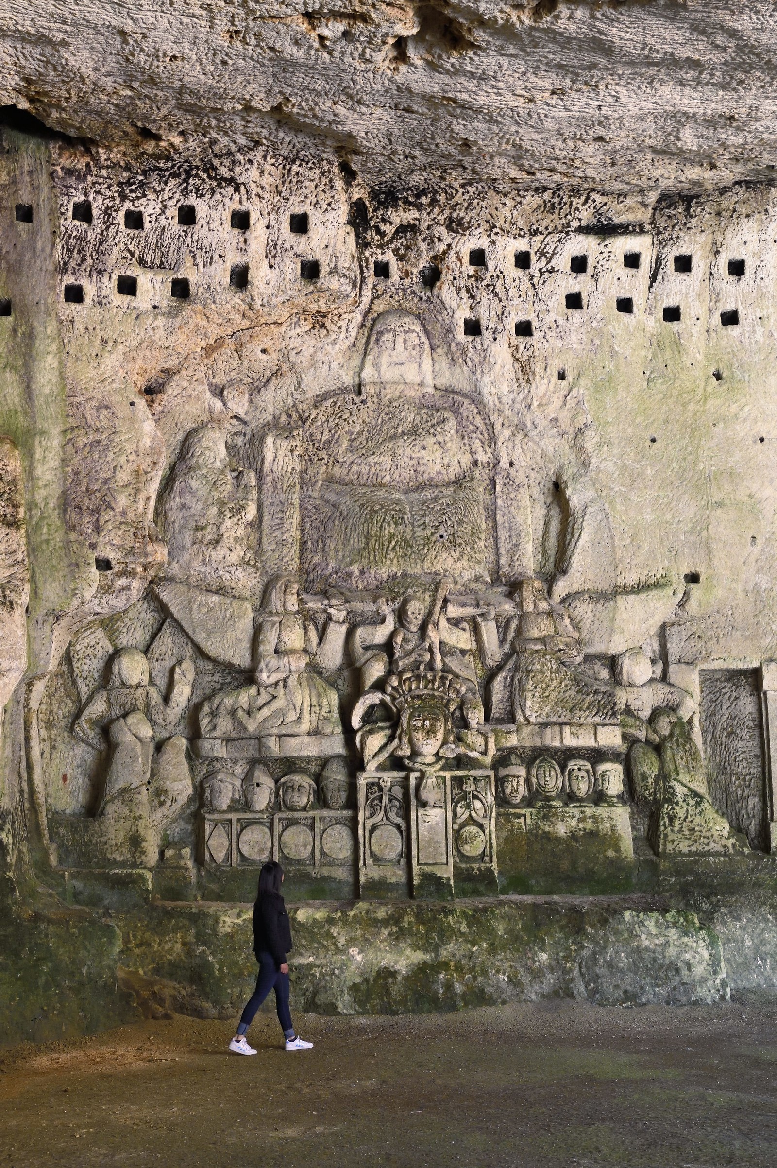 France, Dordogne (24), Brantôme, l'abbaye bénédictine Saint-Pierre de Brantôme, vestiges du premier monastère troglodytique aménagé dans les grottes au pied de la falaise avec notamment dans la grotte du Jugement Dernier, un bas relief du XV ème siècle sous le pigeonnier