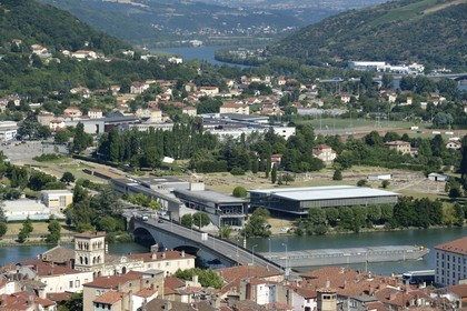 France, Isère (38), Vienne, la cathédrale Saint Maurice et Musée Gallo-Romain de Saint-Romain-en-Gal en arrière plan sur l'autre rive du Rhône