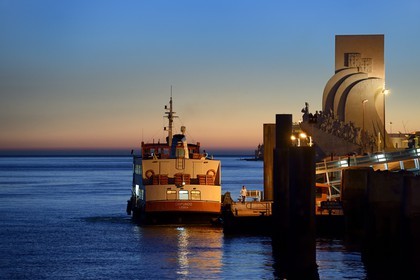 Portugal, Lisbonne, quartier de Belém, Padrao dos Descobrimentos (Monument des Découvertes) datant de 1960 à l'embouchure du Tage, ferry à quai