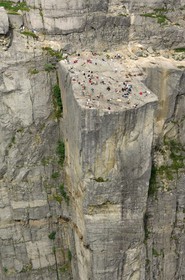 Norvège, Rogaland, randonneurs rocher de la Chaire (Preikestolen) dans le Lysefjord - fjord de Lysebotn (vue aérienne)