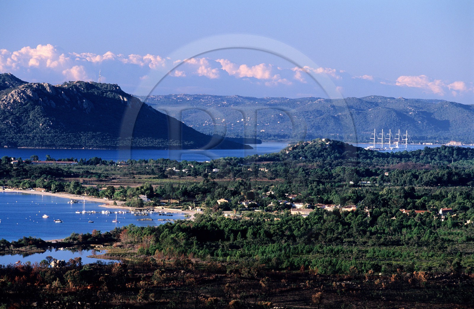 France, Corse-du-Sud (2A), trace d'incendies dans la baie de St Cyprien et 5 mats dans le Golf de Porto Vecchio (vue aérienne)