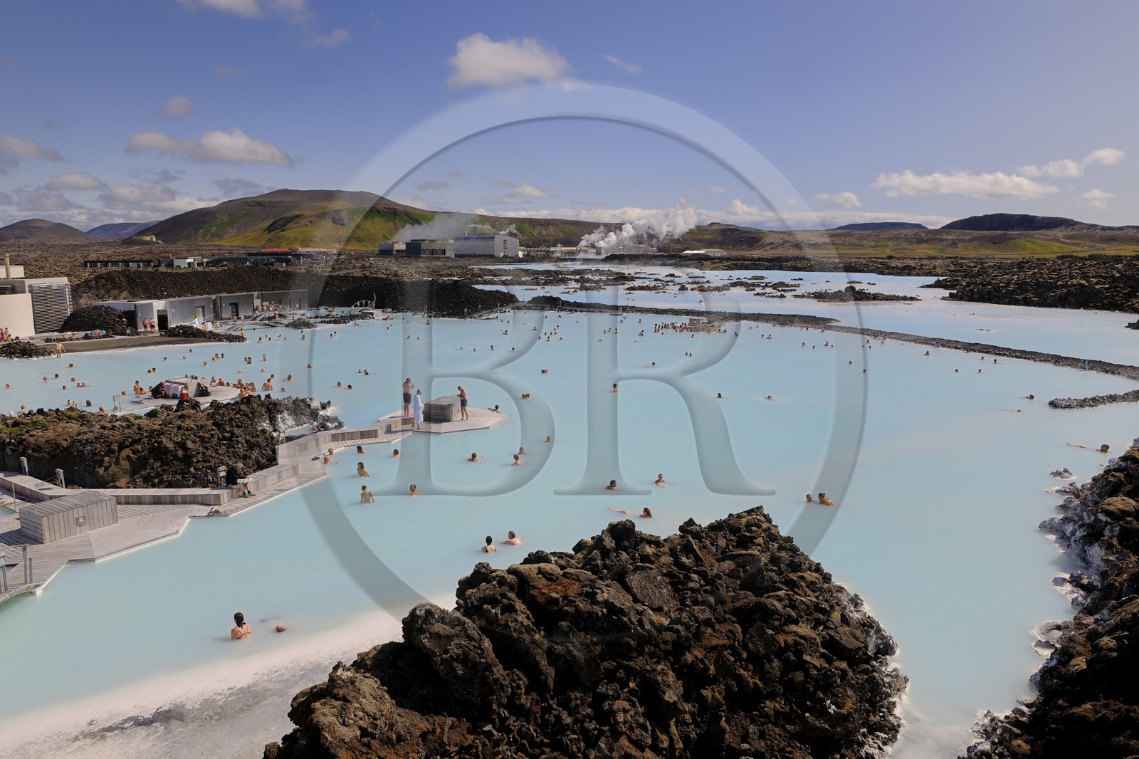 Islande, Grindavik, baignade au Blue Lagoon avec en fond l'usine Géothermique