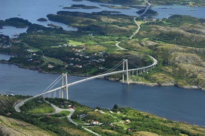 Norvège, Nord-Trondelag, Ile de Vikna, pont suspendu vers Rorvic (vue aérienne)