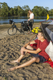 France, Maine-et-Loire (49), vallée de la Loire classée au Patrimoine Mondial par l'UNESCO, Saumur vers Saint-Hilaire, randonnée à bicyclette le long des berges de la Loire, campement pour la nuit sur un des bancs de sable formant des îles sur la Loire