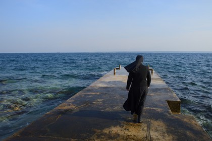 Croatie, Dalmatie, côte dalmate, Ile d’Ugljan, couvent franciscain Saint-Jérôme de la congrégation des Filles de la Miséricorde, sœur Theresija aime contempler la mer dans ses moments libres