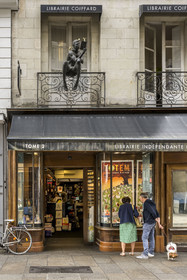 France, Loire-Atlantique (44), Nantes, quartier de Graslin, librairie Coiffard rue de la Fosse, sculpture Le Liseur aux Canaris de l’artiste plasticien Stéphane Phelippot
