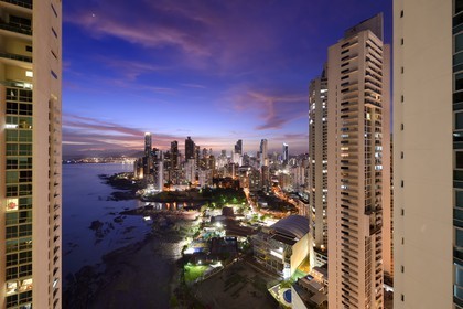 Panama, Panama City, les gratte-ciels du quartier de front de mer de Punta Paitillia après le coucher de soleil
